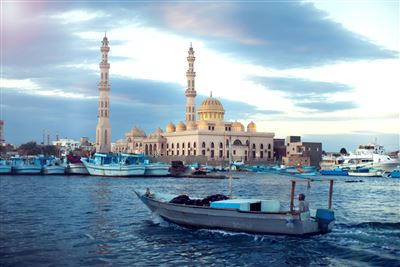 El Mina Moschee mit Boot